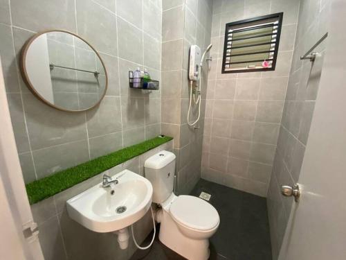 Ванная комната в MyHomestay Adelia 2