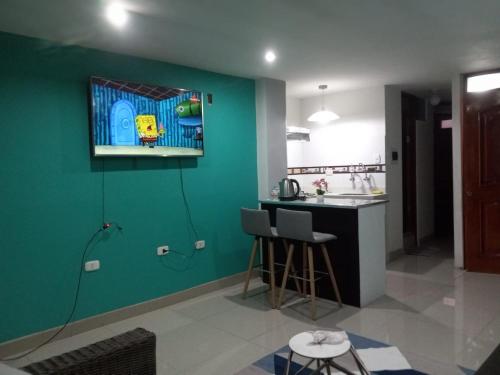 łazienka z zieloną ścianą z prysznicem w obiekcie Apartamento privado y acogedor w Cuzco
