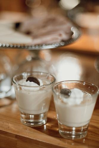 two glasses filled with milk and a cookie on a table at Complejo Cantonavi in Mina Clavero