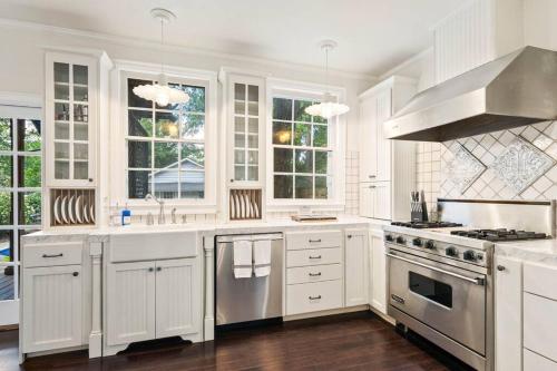 Η κουζίνα ή μικρή κουζίνα στο The Montgomery Manor - 5 Bedroom 4 Bath with Pool and Garage