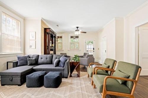Χώρος καθιστικού στο The Montgomery Manor - 5 Bedroom 4 Bath with Pool and Garage