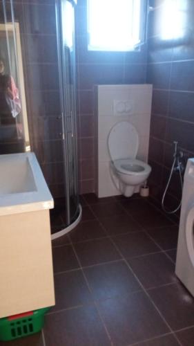Ванная комната в Sunflower Apartments Apartmani Suncokreti