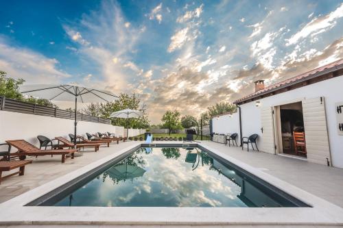 Villa Leny with pool