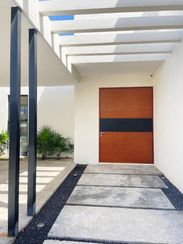 a wooden door on the side of a building at Comodidad y confort en casa Arennas in Mérida