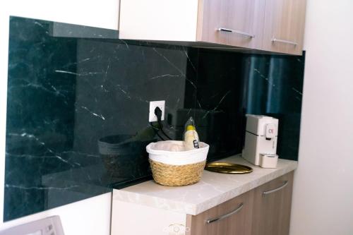 eine Küche mit einer Theke und einer Kaffeemaschine in der Unterkunft Corte Antica Luxury in Ravanusa