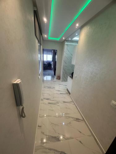 a hallway with a green light on a wall at hermoso apartamento con piscina en marjane in Tetouan