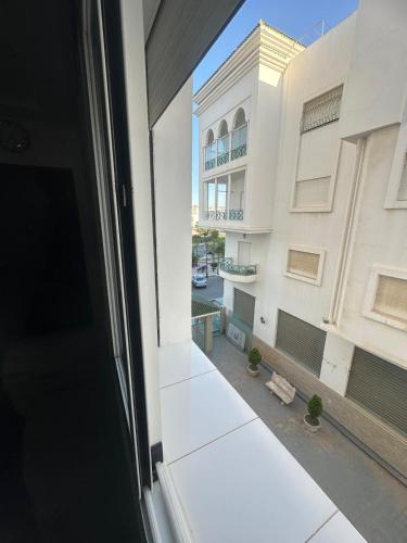 an open window with a view of a building at hermoso apartamento con piscina en marjane in Tetouan