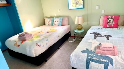 Giường trong phòng chung tại Central location room #3, close town center