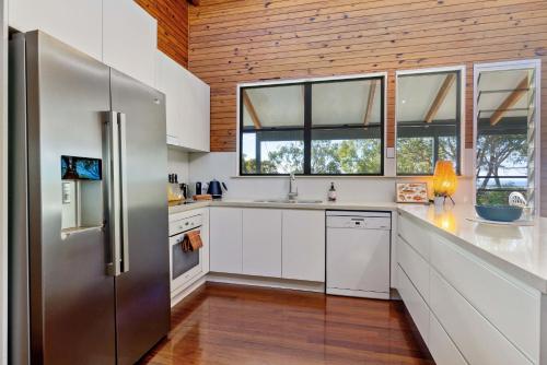 Una cocina o zona de cocina en Hilltop Hideaway at Coolum Beach
