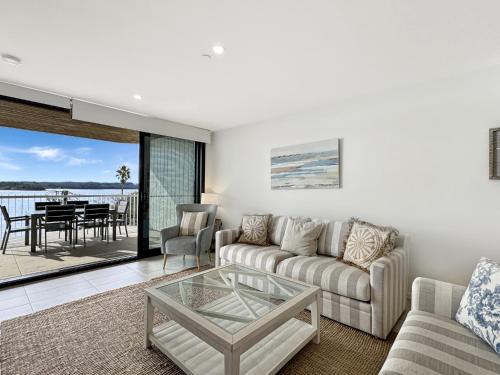 Fotografie z fotogalerie ubytování Elegantly Spacious 3-Bed Unit Overlooking the Bay v destinaci Batemans Bay