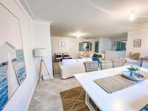 Posezení v ubytování Exhale Terrigal, Stylish & Spacious, 150M to beach