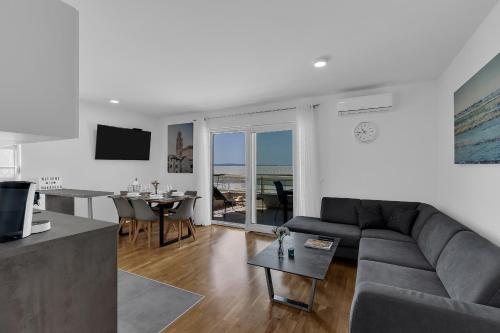 Luxury and modern apartment with sea view and garage