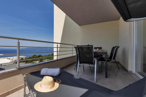 Luxury and modern apartment with sea view and garage