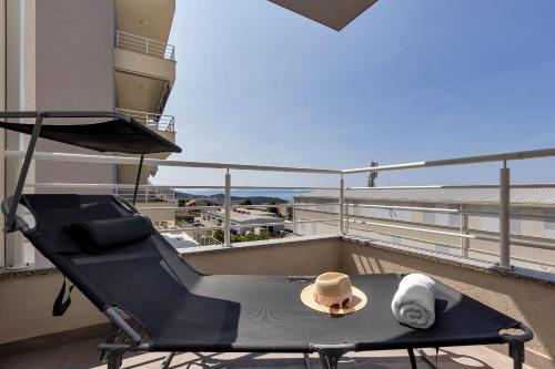 Luxury and modern apartment with sea view and garage