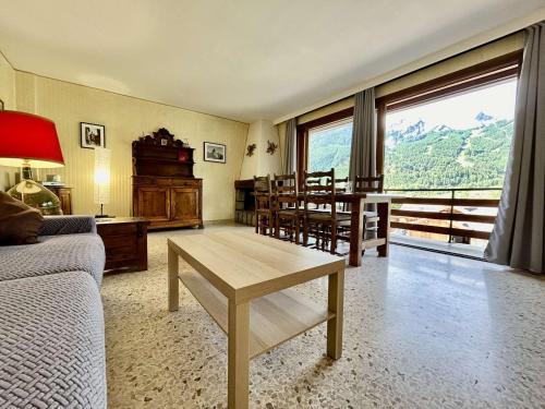 un salon avec une table et une salle à manger dans l'établissement Charmant T2 rénové, balcon sud, proche commerces - FR-1-330F-238, au Monêtier-les-Bains