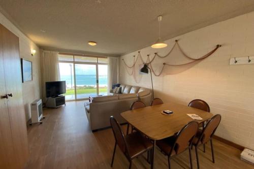 The Dolphins 2 2-10 Strangways Tce Port Elliot - No Linen Includedにあるテレビまたはエンターテインメントセンター