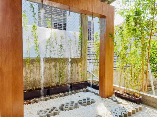 a garden with a water feature in a building at RiverView Homestay 2 in Xóm Ðé