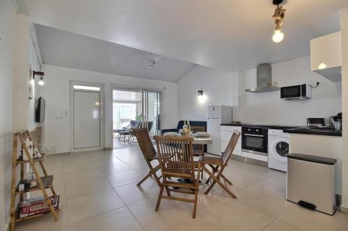 Kuchyň nebo kuchyňský kout v ubytování SUPERBE DUPLEX T2 Saline 3 étoiles