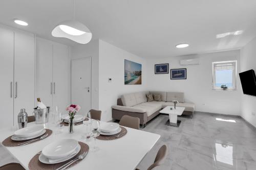 Luxurious And Bright Apartment With Sea And Mountain View