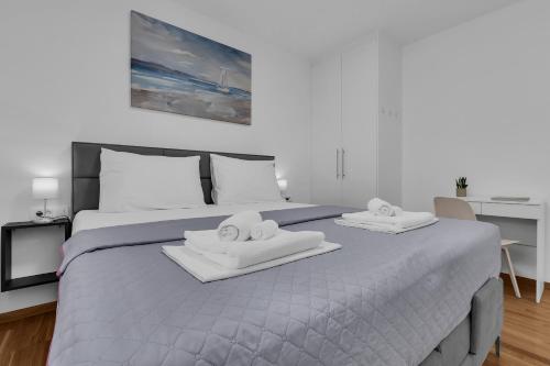 Luxurious And Bright Apartment With Sea And Mountain View