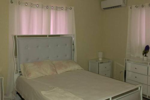Postel nebo postele na pokoji v ubytování Lovely 3 Bedroom apartment with private parking