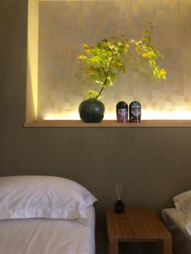 a plant in a vase sitting on a window sill at 静雅の宿 in Kyoto
