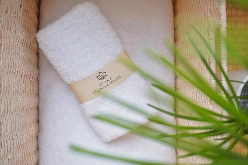 a pair of white socks next to a plant at Japanese House Osaka Sennan Hotel 大阪泉南酒店和築 in Tannowa