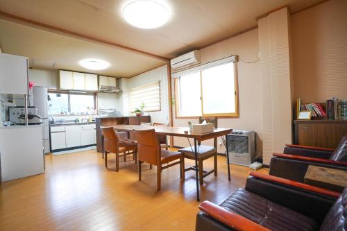 Una cocina o cocineta en 白馬シェア Hakuba share