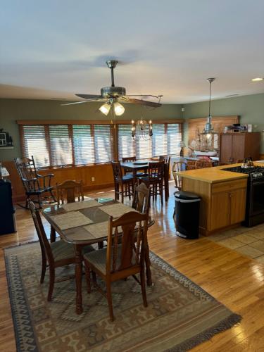 Imagen de la galería de Tranquility Lake Home, en Waterboro