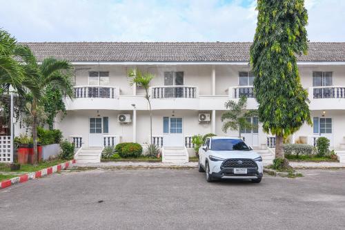 a car parked in front of a building at Bangsaphan Resort in Bang Saphan