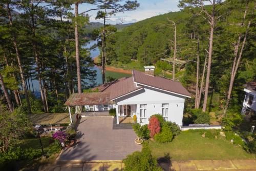 an overhead view of a white house with a driveway at The Dream Villa Best Lake View in Xuan An