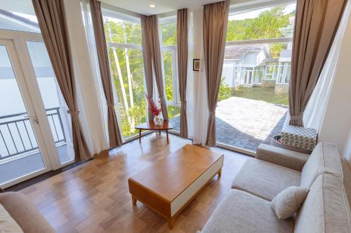 a living room with a couch and a table at The Dream Villa Best Lake View in Xuan An