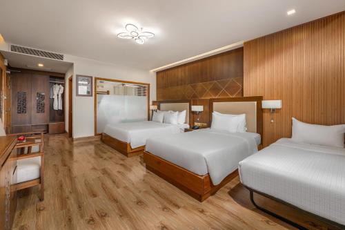 Postel nebo postele na pokoji v ubytování Nhu Minh Plaza Danang Hotel