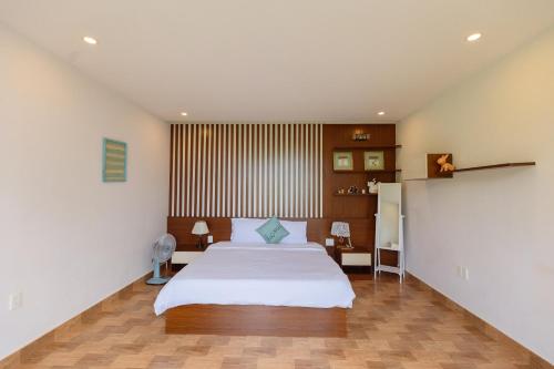 a bedroom with a large bed in a room at The Dream Villa Best Lake View in Xuan An