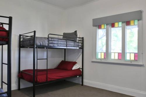 塞斯诺克Corner Cottage- Pool Table, WiFi, AC & Firepit的有两张双层床和一扇窗户的房间