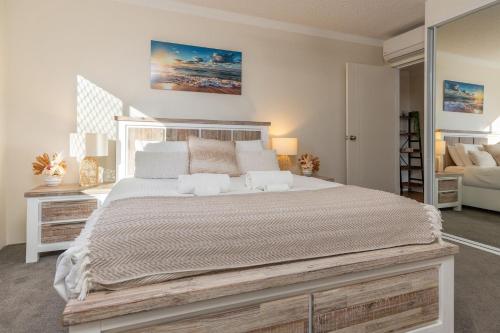 Una cama o camas en una habitación de The Breakers 12
