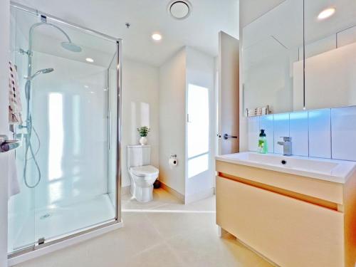 オークランドにあるStylish two-bedroom apartment in the city centerのシャワー、洗面台、トイレ付きのバスルーム