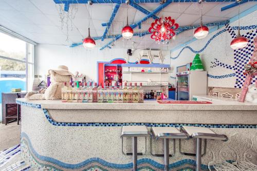 a bar in a restaurant with a counter top at Happiness Pink B&B in Xiaoliuqiu