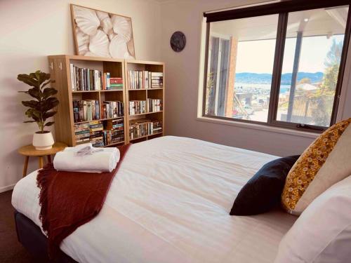 Ένα ή περισσότερα κρεβάτια σε δωμάτιο στο Beautiful Sunny Home with Stunning Hobart Views