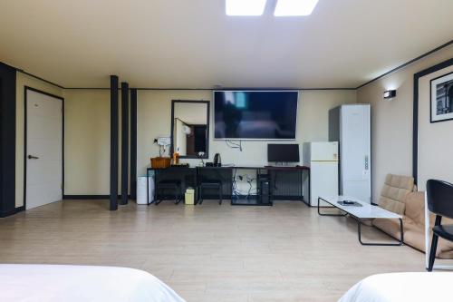 FromH J Hotel Osanにあるテレビまたはエンターテインメントセンター
