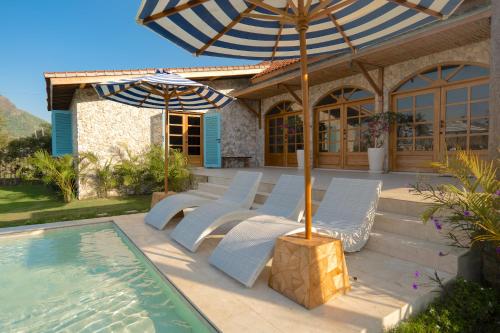Bazén v ubytování Casa Samudra - charming & spacious villa by the sea surrounded by nature nebo v jeho okolí