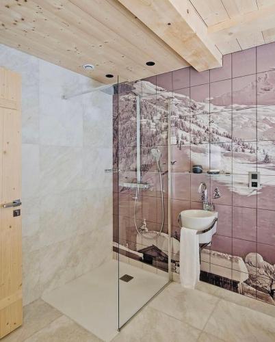 une salle de bain avec une douche avec un lavabo et des toilettes dans l'établissement Chalet Inarpa - Appartements et Suites, à La Clusaz