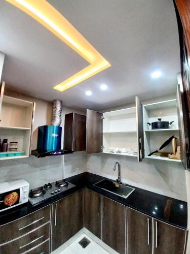 Кухня или мини-кухня в Con Stay Luxury Apartments Bahria Town Lahore
