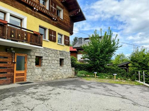 une rue vide devant un immeuble dans l'établissement CHAMBRE INDÉPENDANTE avec SALLE DE BAIN INDÉPENDANTE au RDC d un chalet à 25 kms Chamonix, à Saint-Gervais-les-Bains