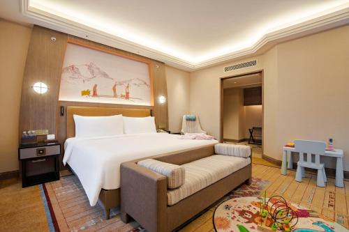 a hotel room with a large bed and a couch at Chengdu Tibetan Hotel-Free Welcome Tibetan Tea in Chengdu