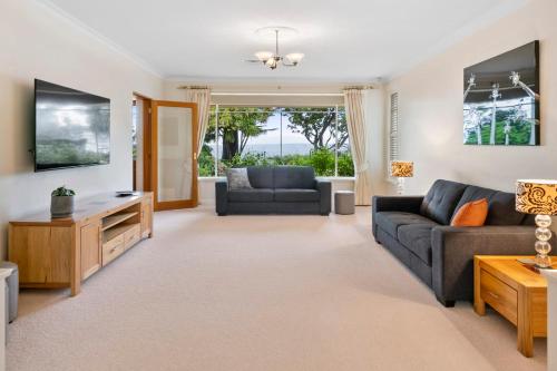 Χώρος καθιστικού στο Waterfront Escape - A Family Oasis on Long Beach