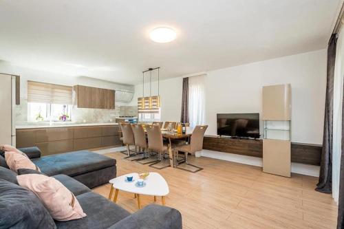 ein Wohnzimmer mit Sofa und Tisch in der Unterkunft Apartman Brodarica Sibenik in Brodarica