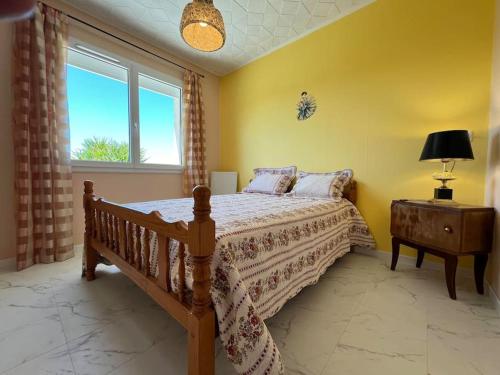 une chambre avec un lit et une fenêtre dans l'établissement Appartement dans maison au 1er étage avec terrasse jardin ombrage et parking securise, à Béziers