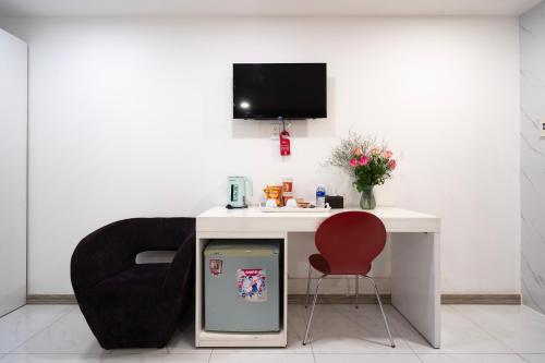a room with a desk with a chair and a tv at Lam Kinh Hotel in Ho Chi Minh City