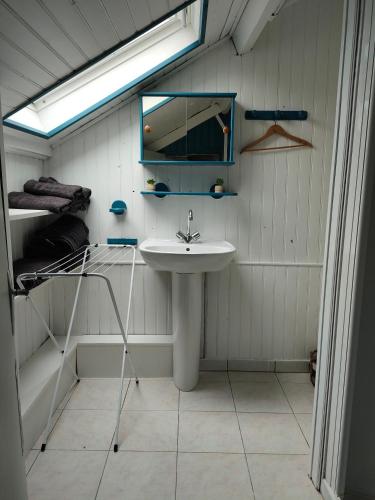 une salle de bain avec un lavabo et un miroir dans l'établissement Jolie maison, à Vaas